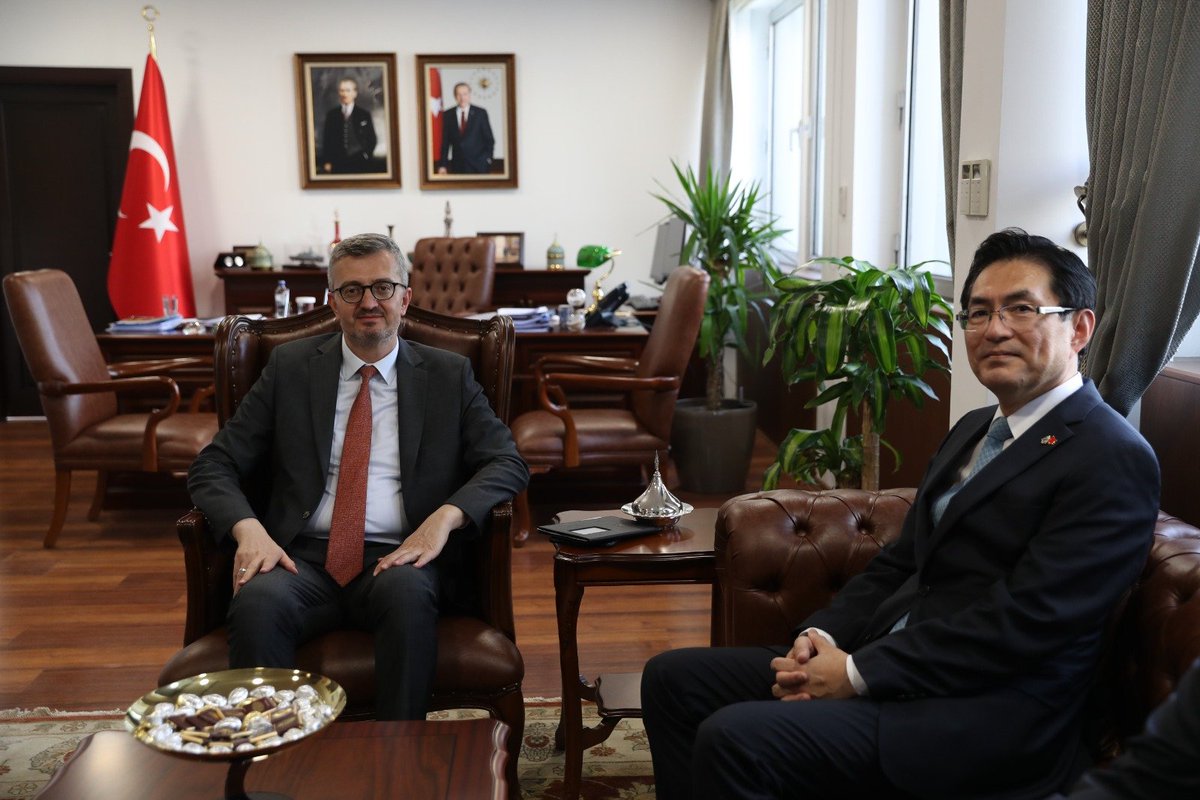Bakan Yardımcımız Burhanettin Duran, Kore Cumhuriyeti'nin Ankara Büyükelçisi Jeong Yeon-Doo’yu nezaket ziyareti çerçevesinde kabul etmiştir. 

Görüşmede ikili ilişkilerimiz ile son dönemde yaşanan küresel ve bölgesel konular ele alınmıştır.