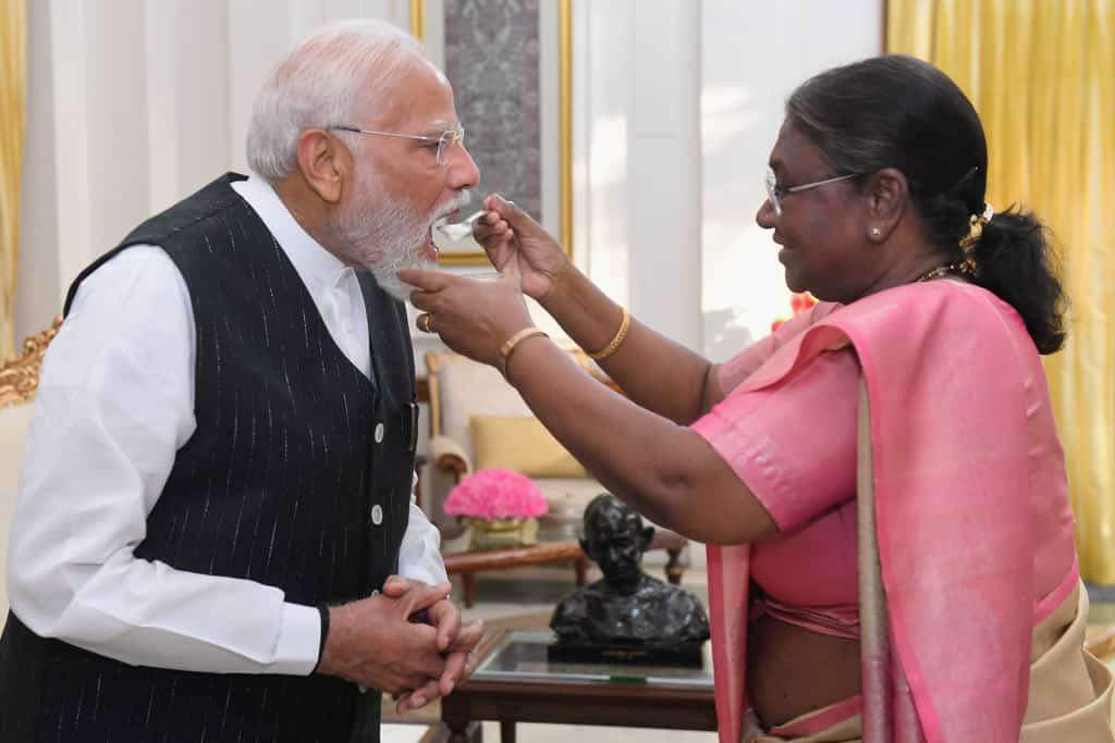 mpsudhirgupta's tweet photo. अद्भुत, अविस्मरणीय क्षण !

लोकसभा सदन के नेता, भारतीय जनता पार्टी संसदीय दल के नेता और एनडीए संसदीय दल के नेता के रूप में आदरणीय श्री @narendramodi जी को चुने जाने पर महामहिम राष्ट्रपति श्रीमती द्रौपदी मुर्मू जी ने मिठाई खिलाकर बधाई शुभकामनाएं प्रेषित की !
@rashtrapatibhvn https://t.co/dEUS07cUlX