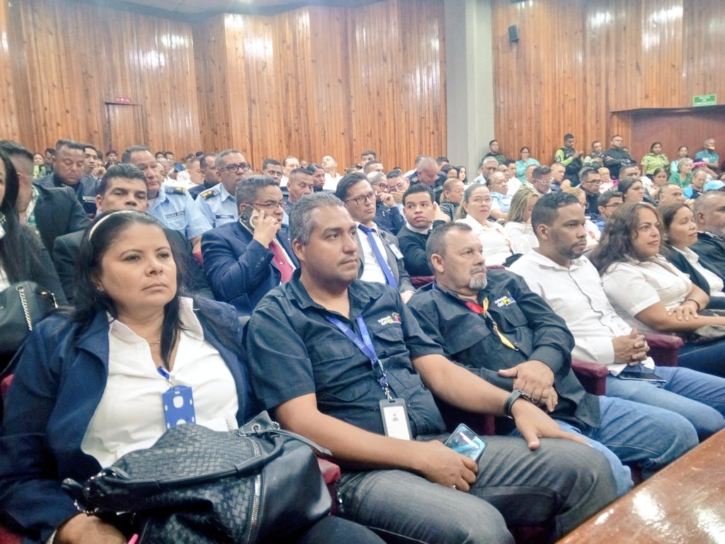 AtencionPuebloV's tweet photo. Se realizó en Maracay, Taller de Formación sobre Desalojos Arbitrarios, Perturbación a la Posesión Pacífica de la Propiedad y Rol de las Instituciones, a través de mesa  que lleva la Ofc. de Atención al Pueblo de la Vicepresidencia con Defensa Pública
#7Jun
#VamosPaLanteVenezuela https://t.co/9xc7NzLmcO