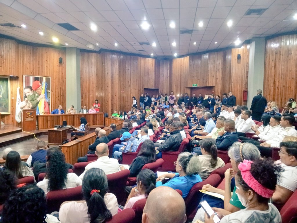 AtencionPuebloV's tweet photo. Se realizó en Maracay, Taller de Formación sobre Desalojos Arbitrarios, Perturbación a la Posesión Pacífica de la Propiedad y Rol de las Instituciones, a través de mesa  que lleva la Ofc. de Atención al Pueblo de la Vicepresidencia con Defensa Pública
#7Jun
#VamosPaLanteVenezuela https://t.co/9xc7NzLmcO