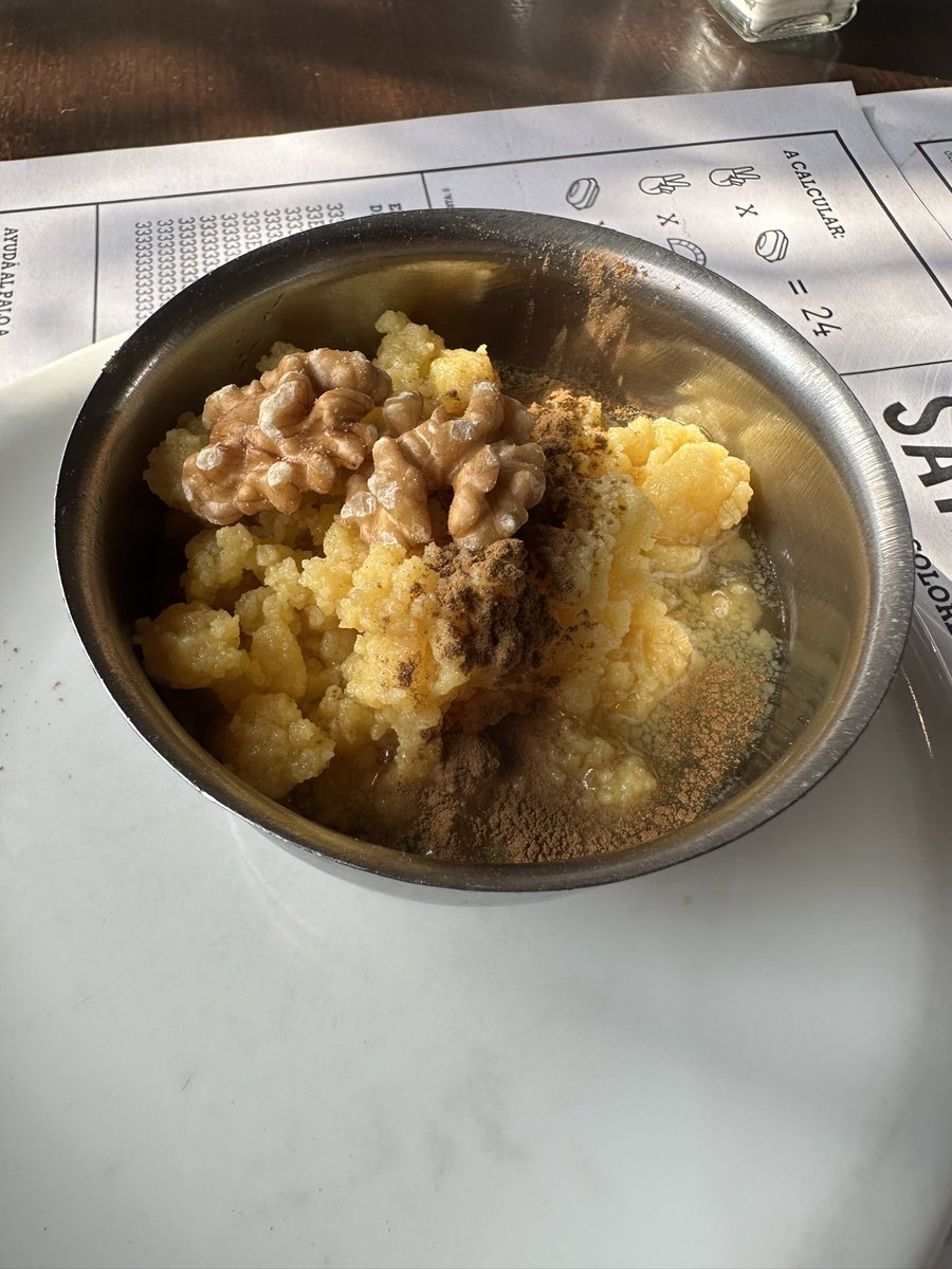 zooedipo's tweet photo. Ambrosía, postre tradicional nuestro que pocos conocen, viene de España  y dicen que era el postre  preferido de Sarmiento. 
Esta es una receta de mi abuela que la petiza @Margaricta le sale impecable, obvio también para la carta de postres de invierno de @elsantaevita https://t.co/4X3EFf5r4P