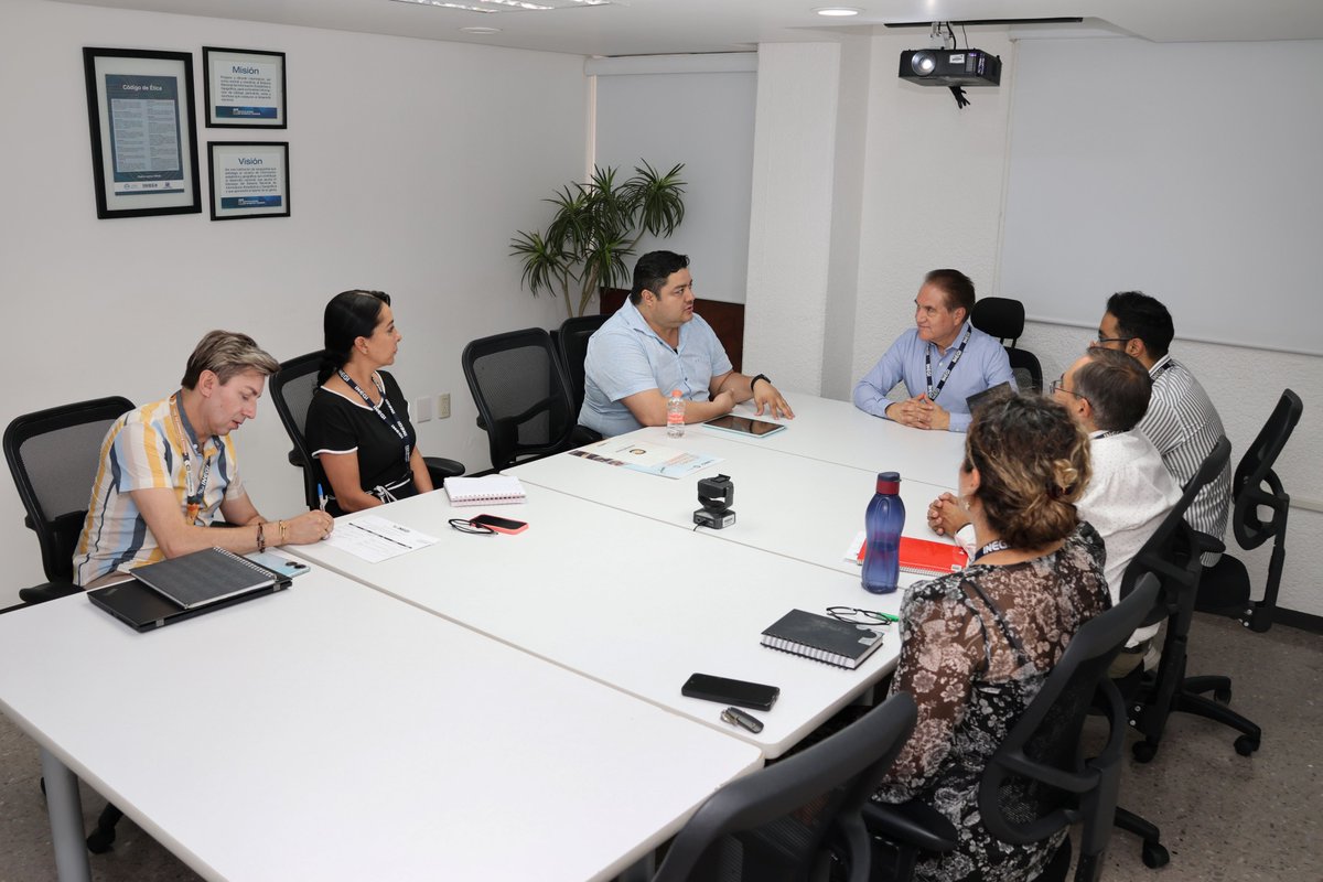 Efrain_Limones's tweet photo. Nos reunimos con el Vicepresidente del Colegio Médico de Durango para acordar acciones y que ningún establecimiento médico se quede fuera de los #CensosEconómicos2024, gracias Dr. Carlos Andrés Bañuelos Navarrete por su colaboración con el @INEGI_INFORMA . https://t.co/JOwAmqWXue