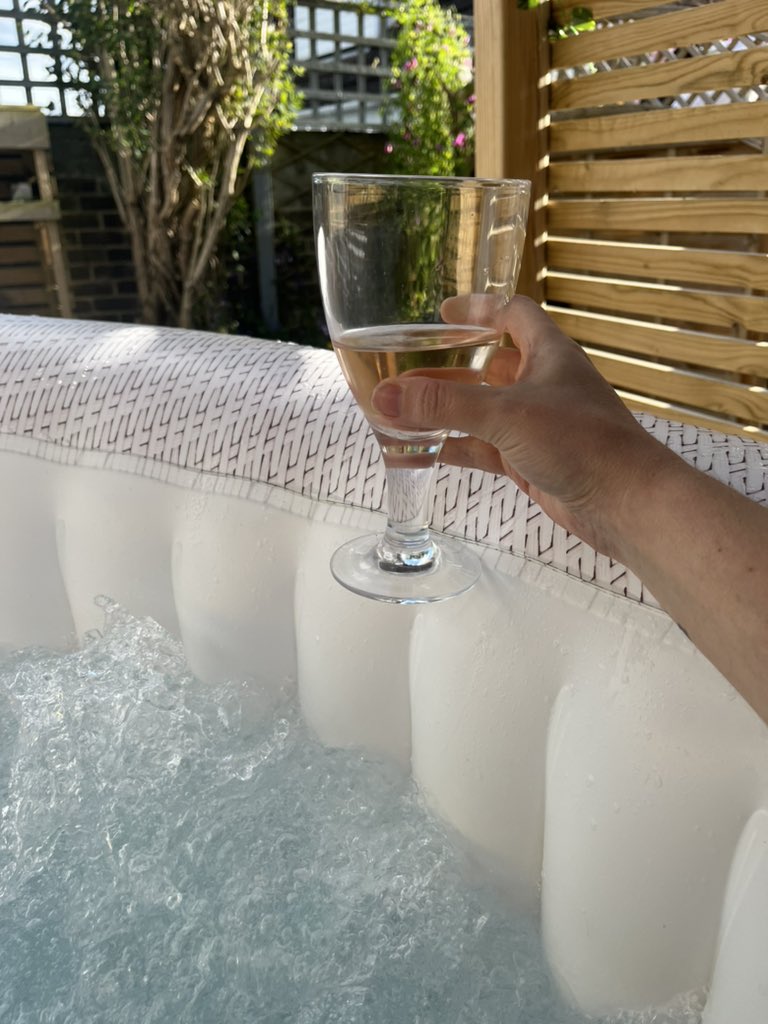 Well earned glass of Prosecco and hot tub after my first week back in clinical radiography practice. 
Great team, great environment and a perfect skyline knee view after 18 years out of clinical ✅
Happy camper 😊