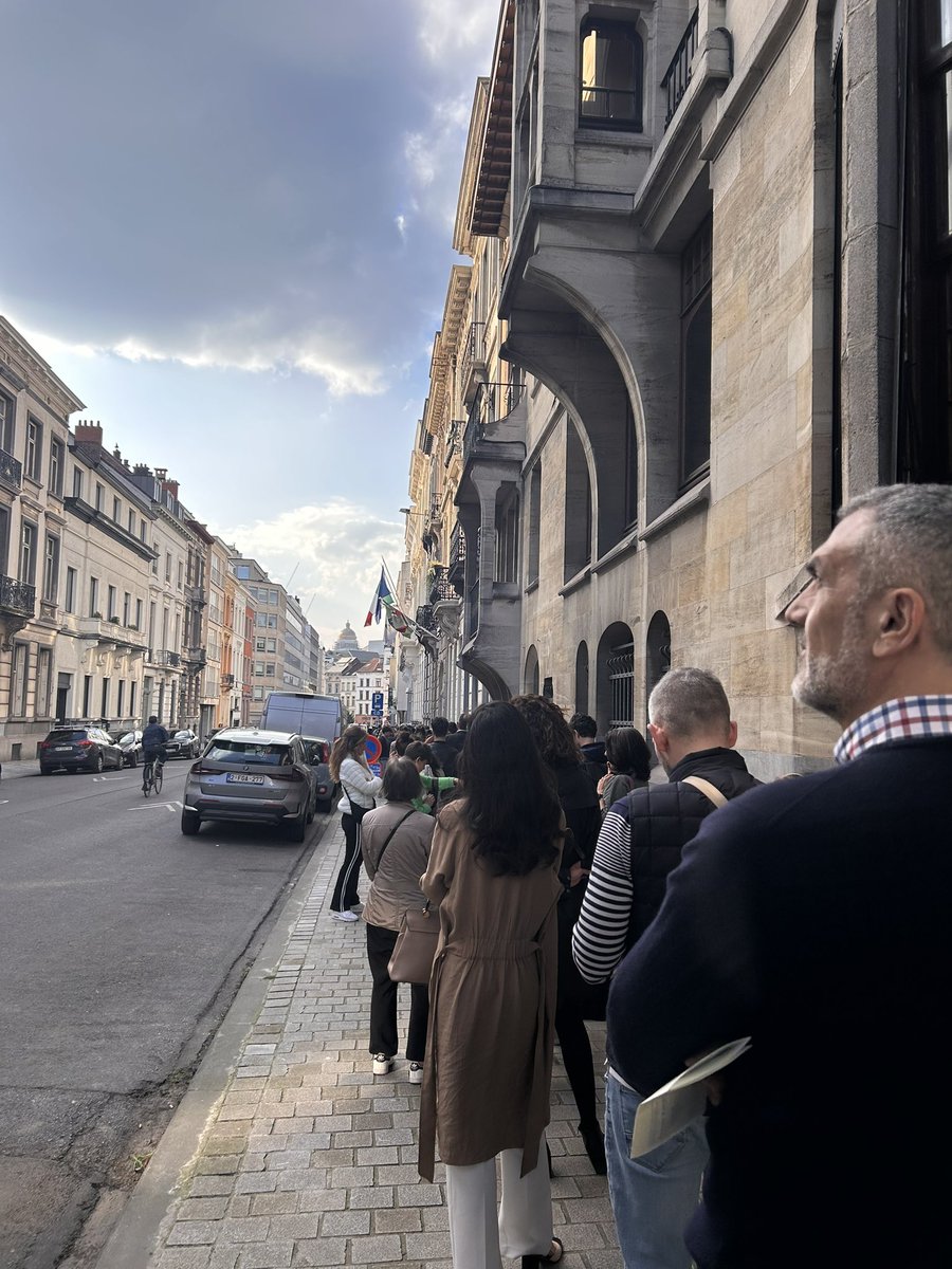 Marta1969's tweet photo. Italians queuing for #Euro2024 elections https://t.co/Y645IUk2lX