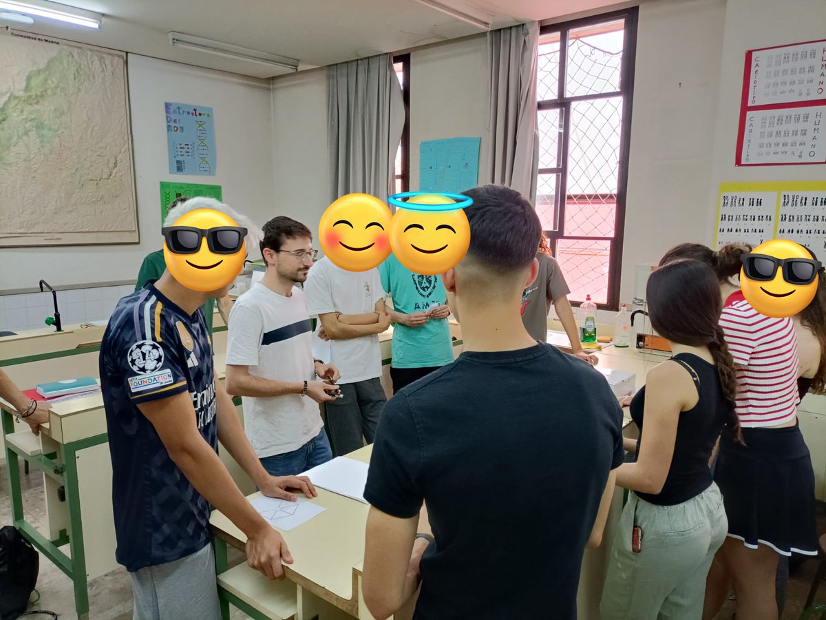 Taking advantage of my visit to Madrid, today I participated in a science outreach workshop with <a href="/RaquelFedz17/">Raquel</a> and Laura from <a href="/IOPTICA_chapter/">IOPTICA</a>.

Very enriching experience to transmit the basic concepts of optics to students from different high school courses! 🔆