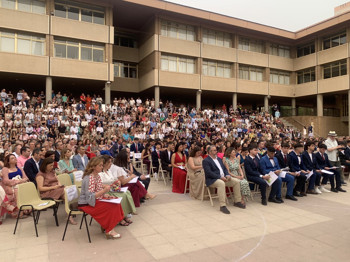 Hoy celebramos la graduación e imposición de violetas de nuestra promoción 2023/24 <a href="/MaristasMedit/">MaristasMediterranea</a> de Alicante #SomosEducación #somosfamilia orgullosos de todos ellos. Enhorabuena hoy es el primer día de muchos éxitos 💜