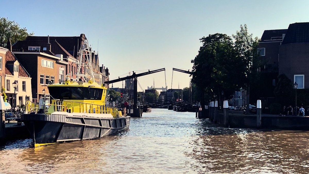 ☀️| Vandaag een dienstje in Dordrecht en met het zonnetje erbij is het totaal geen straf! 

Goed weekend! 

<a href="/Rijkswaterstaat/">Rijkswaterstaat</a>