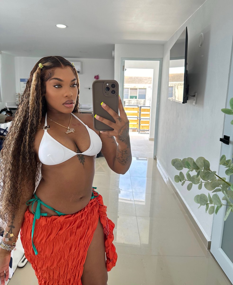 LYNDEJABRESHAE's tweet photo. Ms. Stay on a trip 🍊 https://t.co/x1Enoc7wRs