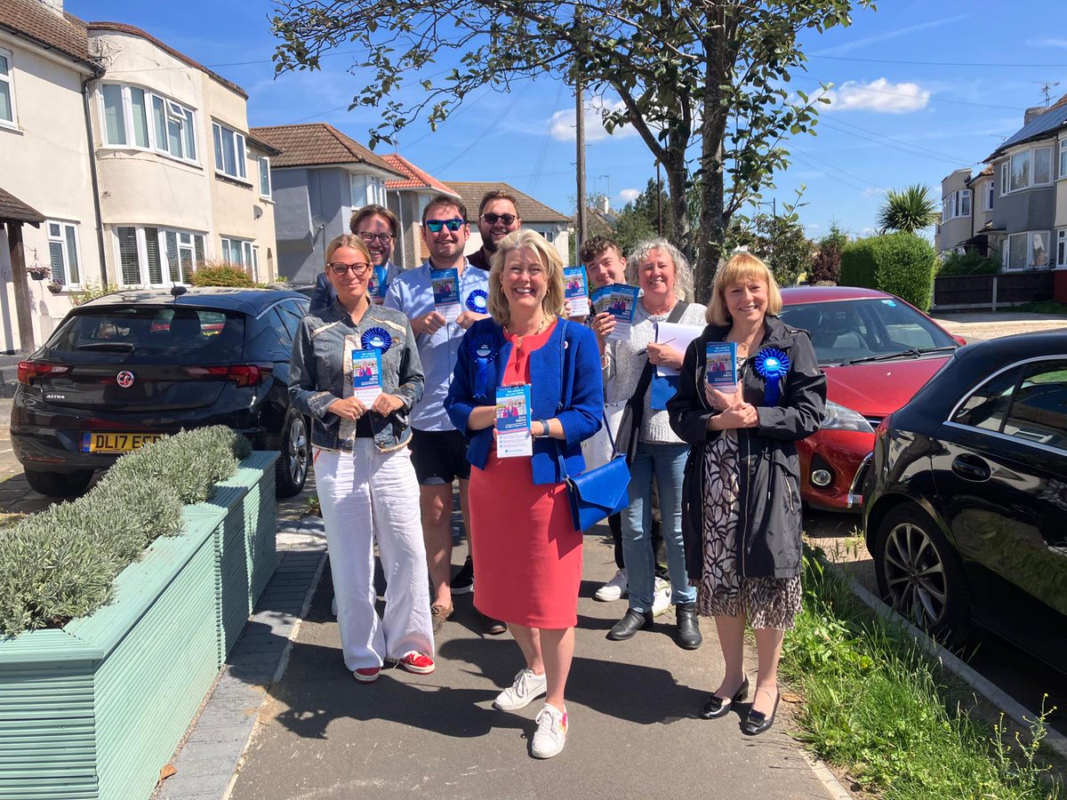 Anna_Firth's tweet photo. 🥳It's FANTASTIC FRIDAY out on the campaign trail once more with my 🙌amazing team🙌

The 🌞☀️😎makes being by the #seaside such a joy and we've got so much support from residents once again 😀#voteAnnaFirth #AnnaFirth4SouthendWestandLeigh https://t.co/T7jD3z8Gz4