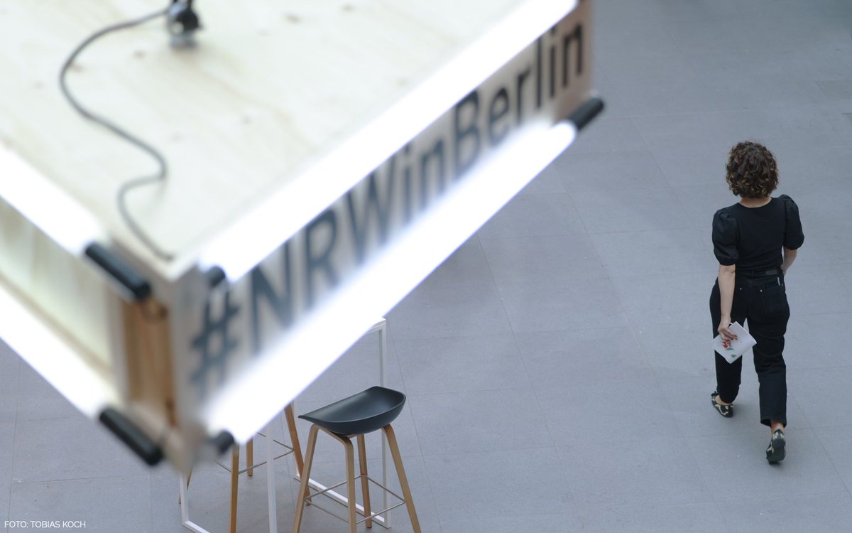 Schnappschuss von <a href="/toko/">Tobias Koch</a>, yours truely bei der Arbeit <a href="/NRW_in_Berlin/">NRW-Landesvertretung</a>. 🖤 #NRWinBerlin