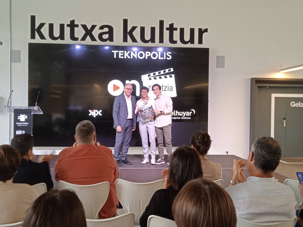 Elhuyar's tweet photo. #ONZientzia Sari Nagusia 🏆 Paula Alonso @pauliimonster eta Pablo Fernández:  💵3.000 euro eta klaketa Adolfo Morais @Gob_eus Unib. eta Ikerketa Sailburuordearen eskutik.

📽️https://t.co/DClkosq5rq

@DIPCehu @Teknopolis_etb https://t.co/GrjFdWiJJr