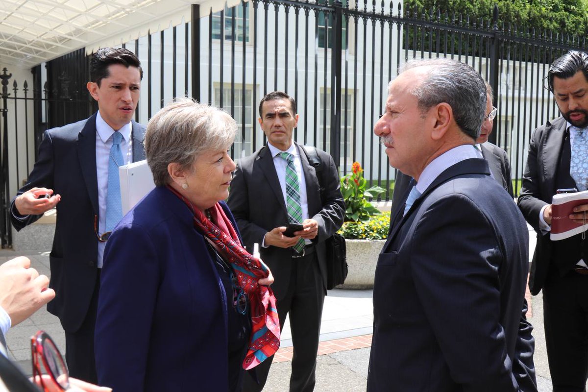 SRE_mx's tweet photo. 📸 La canciller Alicia Bárcena, con el secretario @AlmiranteSrio de @SEMAR_mx, se encuentra en Washington, D. C., en visita de trabajo para promover las inversiones hacia México, de la mano de líderes empresariales que impulsarán la consolidación del Corredor Interoceánico - Istmo de Tehuantepec (CIIT), entre el sector público y privado estadounidense.

El CIIT es un corredor estratégico multimodal de transporte y logística, diseñado para estimular el crecimiento económico, social y cultural en la región del Istmo y en la región más amplia del sur-sureste de México. Al dirigirse a la redistribución equitativa de beneficios entre las poblaciones locales de Veracruz, Oaxaca, Tabasco y Chiapas, pretende aliviar las disparidades económicas regionales, centrándose en la reducción de la pobreza y promoviendo el crecimiento inclusivo.

La canciller está acompañada por el Emb. @emoctezumab de @EmbamexEUA, el jefe de Unidad @r_velascoa, el DG @Rodrigomoralesc y personal de la @SRE_mx.

🇲🇽🤝🇺🇸
#DiplomaciaContundente