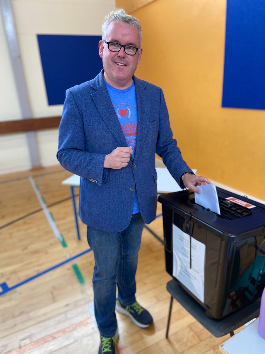 Delighted to have just cast my vote at Scoil Éinde on Dr. Mannix Road. Still plenty of time to vote so I urge everyone who hasn’t done so yet to get to the relevant polling station before 10pm. 👏