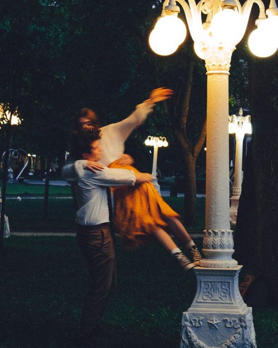 fubiz's tweet photo. A Couple Dancing in the Night ✨ by Unknown
#couple #love #nightlover #dancing https://t.co/Apx6LubHY9