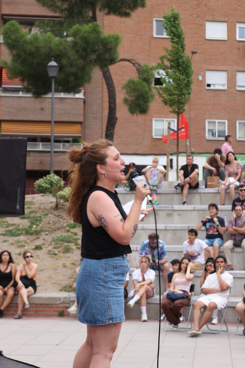 iDiarioES's tweet photo. ACTO FIN DE CAMPAÑA EUROPEAS | Verónica Landa, @lierolaliero docente interina:

"Es un orgullo compartir lista con compañeras docentes, trabajadoras de la sanidad, trabajadoras de la limpieza, el compañero Molina, histórico luchador de la huelga de Panrico y Vania, una compañera de las Kellys de Barcelona. Algunos nos venden que la lucha de clases ha desaparecido, pero sabemos que no es así. Lo vimos en el procés, en las huelgas, en los movimientos de mujeres, pero parece que todo esto paró por la pandemia. ¿Qué nos enseñó la pandemia? Que el mundo sin trabajadores no funciona, sin empresarios sí. Yo vengo de una generación que empezó a trabajar con otra crisis. Yo empecé a trabajar con 16 años en una campaña de Gas Natural, como precaria. Y no conozco una realidad laboral no precaria. Este es el ADN del capitalismo: crisis tras crisis. Y esto se combate peleando contra los capitalistas, para que ellos paguen las crisis. Lo que dice la candidatura de la CRT es que la crisis no la pague la clase obrera, que la crisis la paguen los capitalistas. Somos parte de una juventud que se niega a quedarse sentada mientras le dicen que tiene que dejarse la vida enriqueciendo a los capitalistas. Hay quien viene a decirnos que la culpa de que la extrema derecha crezca es de la clase trabajadora. Que dice que la clase trabajadora es inculta y no sabe votar. La realidad es otra. La clase obrera tiene memoria. Recuerda a todos los gobiernos, también los progresistas con los que tampoco llegamos a final de mes. Salimos a pelear también esas políticas que también aplica la izquierda reformista con un programa político de la clase trabajadora que dice que el paro no acaba expulsando a las migrantes, sino redistribuyendo el trabajo para que trabajemos todas y trabajemos menos. Ese programa se pelea uniendo las reivindicaciones de toda la clase trabajadora, que es diversa. Un ejemplo es la huelga que hicimos en Catalunya de todo el sector educativo. Esto no acaba el 9 de junio. Cada día de nuestra vida luchamos y militamos por conseguir que haya un gobierno de la clase trabajadora"