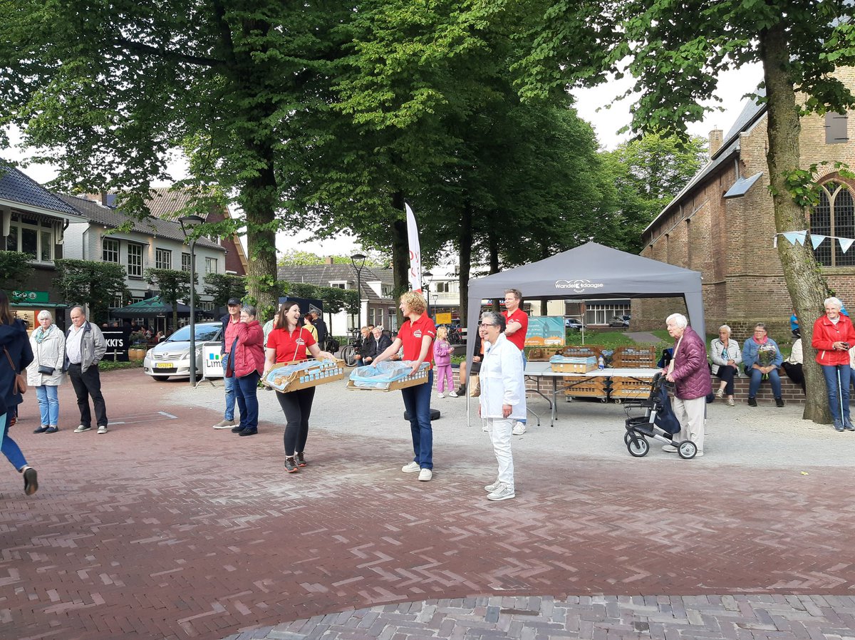 Wandel3daagse's tweet photo. Ontvangstcomité staat weer klaar.... https://t.co/UeGrdlOBAt