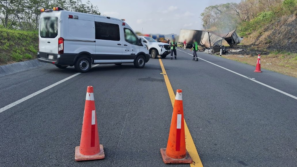 GN_Carreteras's tweet photo. #TomePrecauciones en #Veracruz continúa cierre de circulación en ambos sentidos por colisión múltiple cerca del km 048+900 autopista (2720) Tuxpan-Tampico, tramo Ent-Buenos Ent-Naranjos. Atienda indicación vial. https://t.co/F6YbvHEvzi