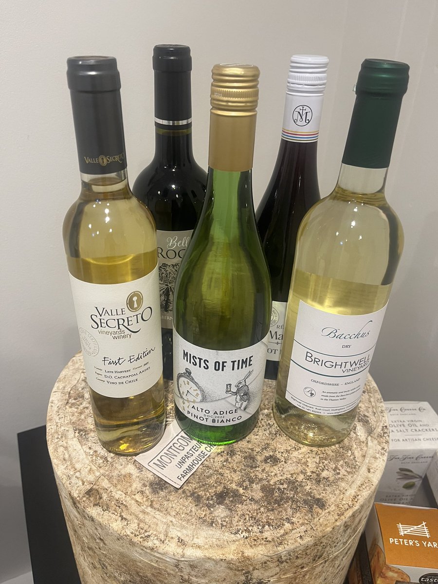 PangCheeseShop's tweet image. Tonight’s cheese &amp;amp; wine tasting features my favourite cheese on the planet, paired with a wine that comes from a vineyard right next to where the cheese is made alongside a new wine which helps to support a local mental health charity 👍🏻 #cheese #wine #pangbourne #tasting
