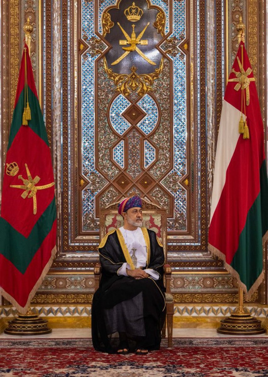 Mustafa_549's tweet photo. انتظروا رحيل السلطان قابوس طيب الله ثراه ليبدأ عهد جديد في عُمان، يضمون فيه عُمان إلى تبعيتهم في قراراتهم ومغامراتهم ورهاناتهم الخاسرة. فإذا بهم يصطدمون بقائد عُماني فذ، قدم لهم الجزرة التي يريدونها، ولكنه ترك العصا مستعدة للنيل من كل من يمس سيادة قرار هذا الوطن العظيم. ما زال ينطلق قادة عُمان وأبناؤها من تاريخها العظيم والتليد، فهم أحفاد حضارة تتجاوز ٣ آلاف سنة. ويبقى السلطان هيثم بن طارق - أيده الله - ومن حوله الرجال المخلصون لهذا الوطن الصخرة المتينة والدرع المتين لهذا البلد، فهم امتداد طبيعي لإرثها التاريخي والحضاري، ولن يستطيع أي كائن أن يجعلهم يحيدون عن هذا الخط الذي رسمه العمانيون منذ وجدوا.

فحفظ الله جلالة السلطان هيثم وأيده بنصره وعزه لهذا البلد العظيم، وبعون الله ستبقى راية عُمان دائماً وأبداً براقة في سماء الخير والوئام والسلام.