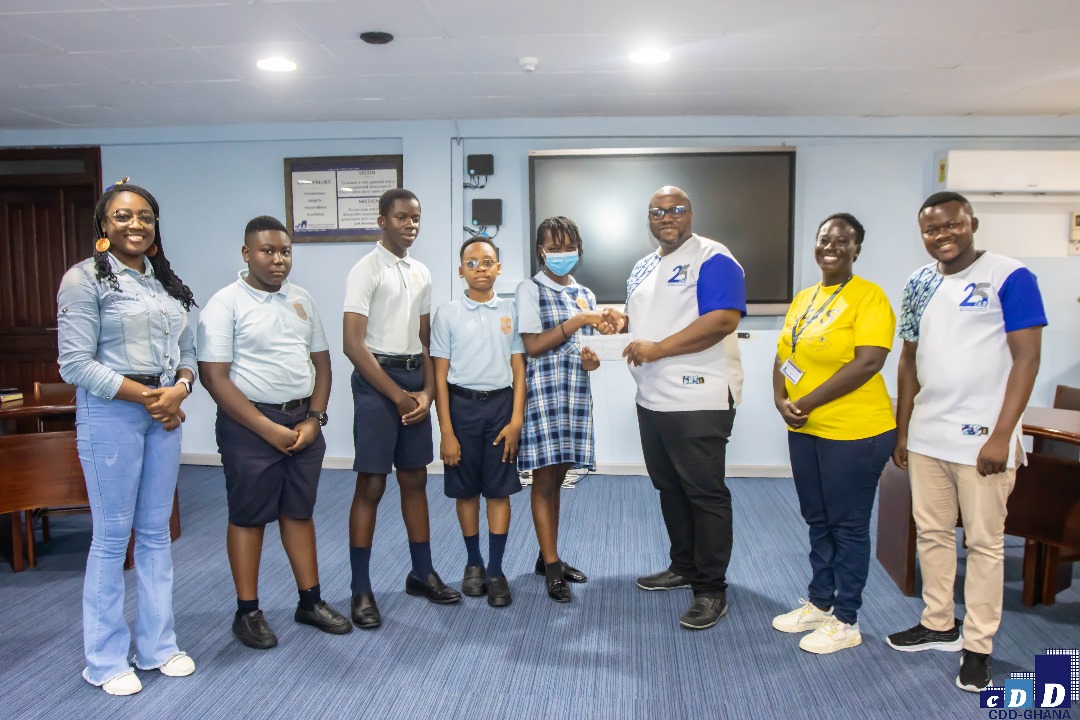 CWGhana's tweet photo. We extend our heartfelt appreciation to the management and students of the @Association_Sch for their generous donation during the school's fundraising event to support Corruption Watch,  one of the flagship projects of @CDDGha.

We commend this bold initiative by the students. https://t.co/zKTl7hhBEk