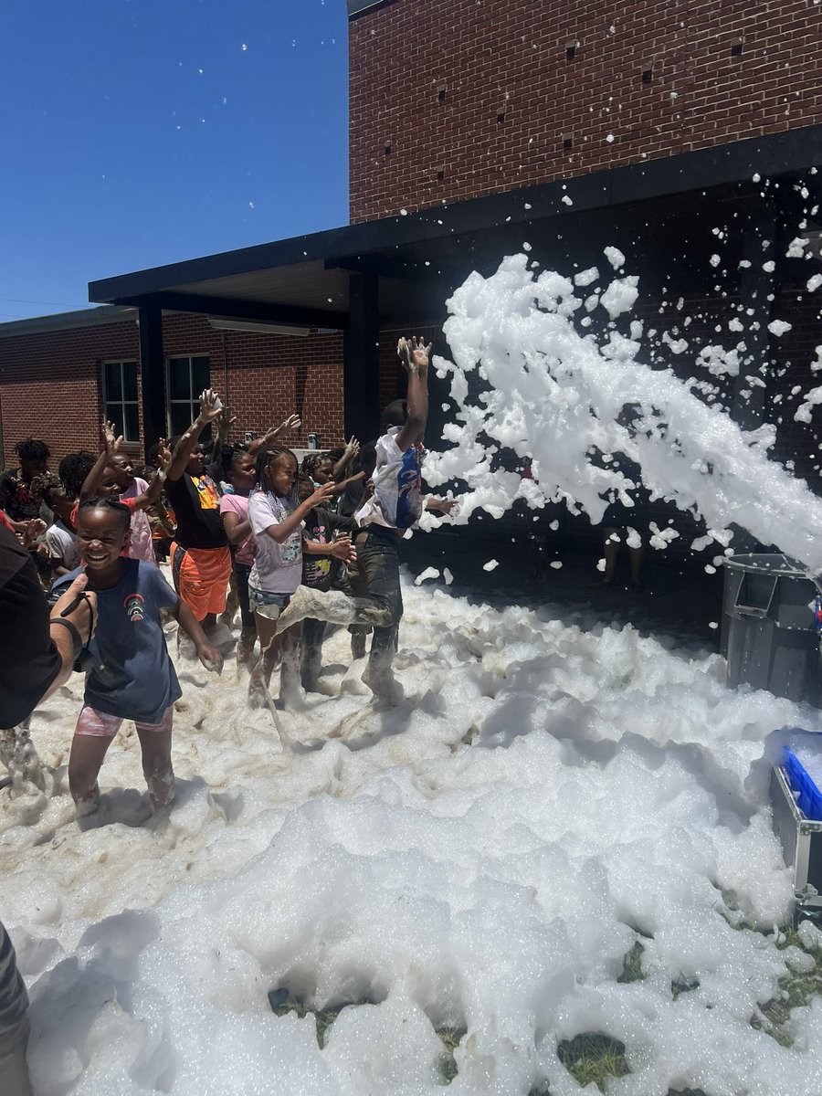 LBlevins_'s tweet photo. Itβs a FOAMY Friday at @oakdaleelement 21st CCLC Summer Learning!! #amazingtothecore #TCSSummer https://t.co/ixdjHeq2VW