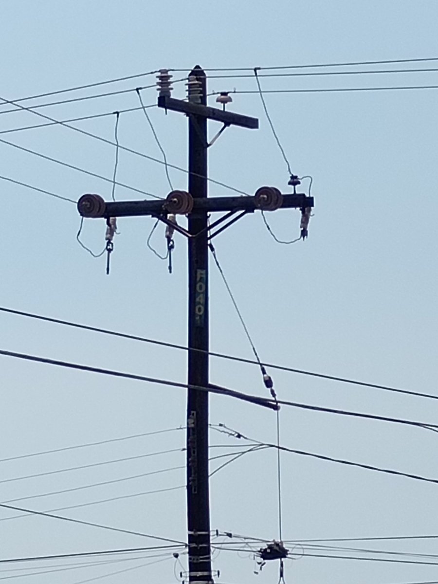 jltrevi's tweet photo. @CFE_Contigo mugrero de servicio y lo peor, lo prepotentes de sus agentes de atención telefónica, en menos de 1 mes es la 5ta vez que hay corte de energía por fallas en sus instalaciones, los cortes han durado hasta 20 hrs, con intermitencia que dañan los electrodomesticos de los https://t.co/zeoFUFqNuL