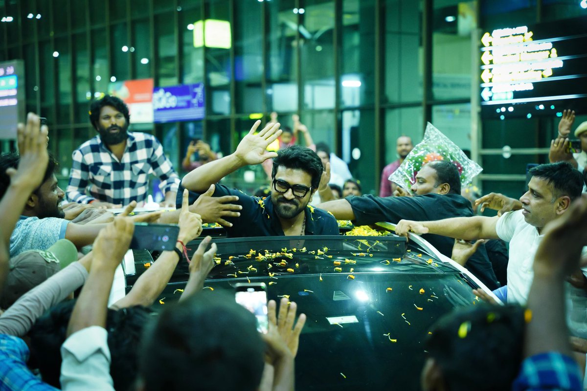 RcYuvaShakthi's tweet photo. After Mega celebrations with family yesterday, our IDOL Global Star @AlwaysRamCharan garu gets a grand welcome at Rajahmundry airport today ahead of a schedule of #GameChanger. 

#GlobalStarRamCharan #RamCharan https://t.co/EL3dVuz9bM