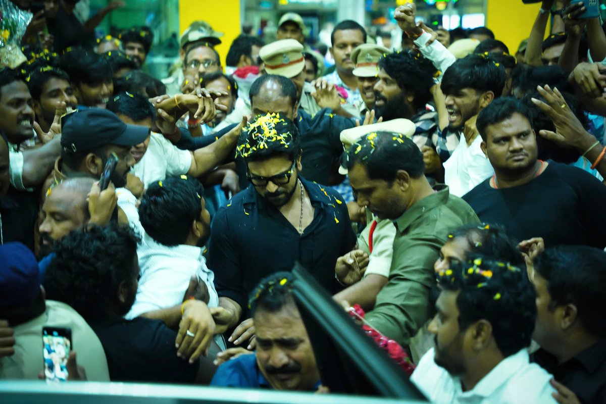 RcYuvaShakthi's tweet photo. After Mega celebrations with family yesterday, our IDOL Global Star @AlwaysRamCharan garu gets a grand welcome at Rajahmundry airport today ahead of a schedule of #GameChanger. 

#GlobalStarRamCharan #RamCharan https://t.co/EL3dVuz9bM