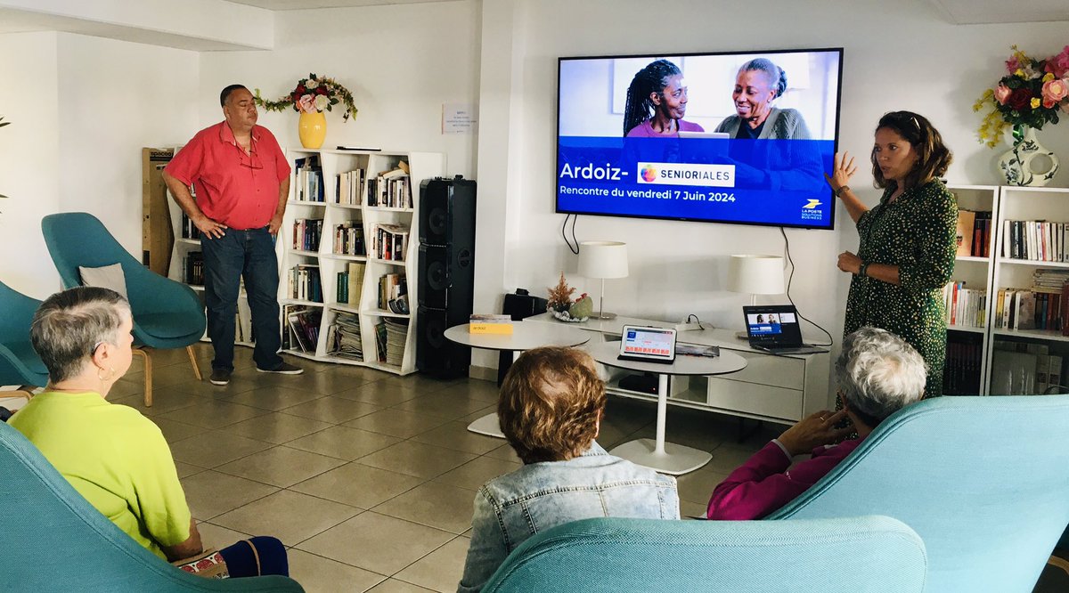 SenSteMarie's tweet photo. Merci à l’équipe de la Poste pour cette présentation de leur #TabletteNumerique spécialement conçue pour les #Seniors. #BienVieillir #connectés #Team974 #informatique #AutonomieNumerique https://t.co/Azv9p6uovY