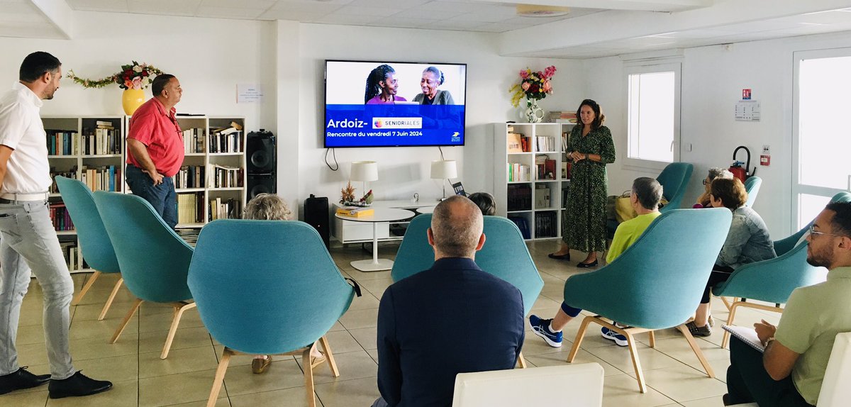 SenSteMarie's tweet photo. Merci à l’équipe de la Poste pour cette présentation de leur #TabletteNumerique spécialement conçue pour les #Seniors. #BienVieillir #connectés #Team974 #informatique #AutonomieNumerique https://t.co/Azv9p6uovY
