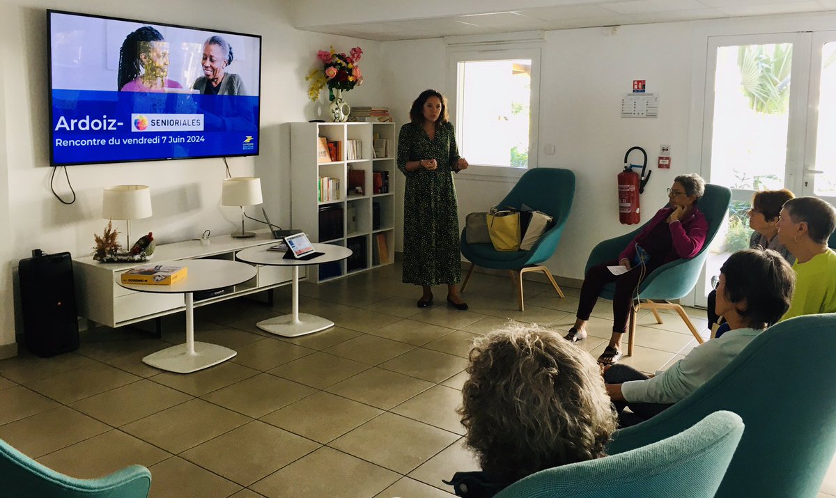 SenSteMarie's tweet photo. Merci à l’équipe de la Poste pour cette présentation de leur #TabletteNumerique spécialement conçue pour les #Seniors. #BienVieillir #connectés #Team974 #informatique #AutonomieNumerique https://t.co/Azv9p6uovY