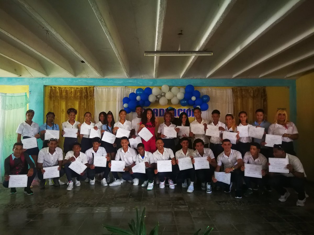 ElRealFaraon's tweet photo. Cincuenta y dos educandos del Centro Mixto Reynaldo Castro Fernández del Municipio El Salvador, recibieron su título como Bachiller.  
#JuntosPodemosMas
#Guantanamo.
#Cuba. https://t.co/UkKRZk3qXe