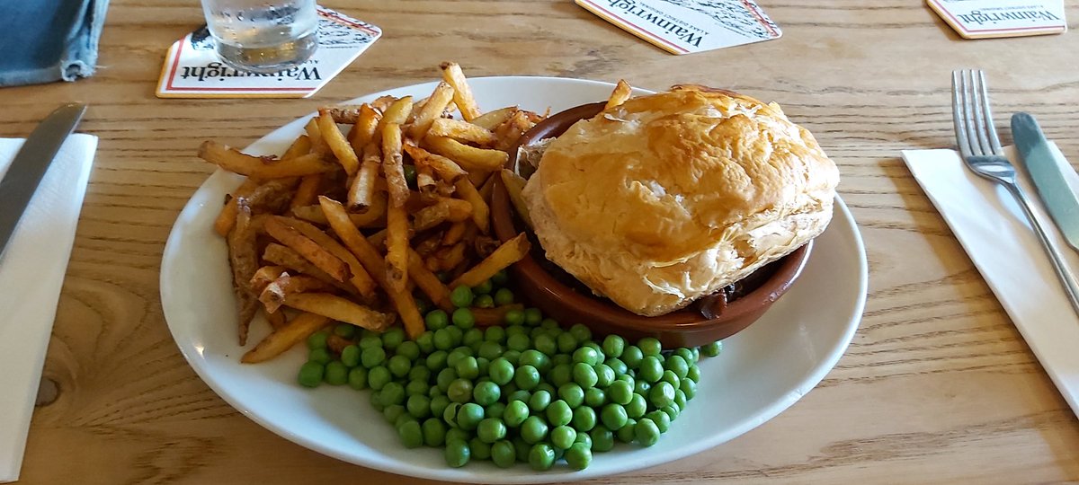 BeckGra's tweet photo. The Black Swan, Belper. Evening meal...Oh my!
#belper #belperderbyshire #NorthDerbyshire #eveningmeal #tasty #fullup #steakandalepie https://t.co/XcpnEvMoxP