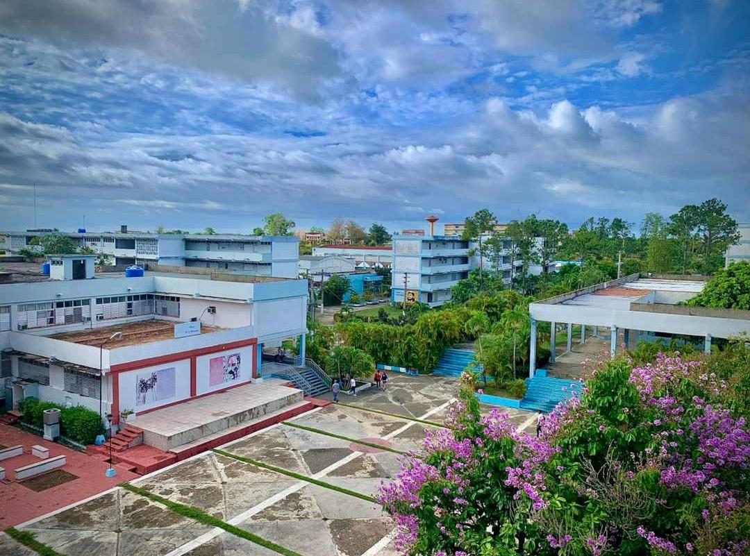 Upss!!!🤭 Que si es linda mi universidad?? 🫣 
Pues mira 😉
La <a href="/UCMPinardelRio/">Universidad de Ciencias Médicas de Pinar del Río</a> ...nuestra casa de Altos Estudios 🩺🤍

#UCMPinar
#FeuDeCuba
#FeuUCMPinar