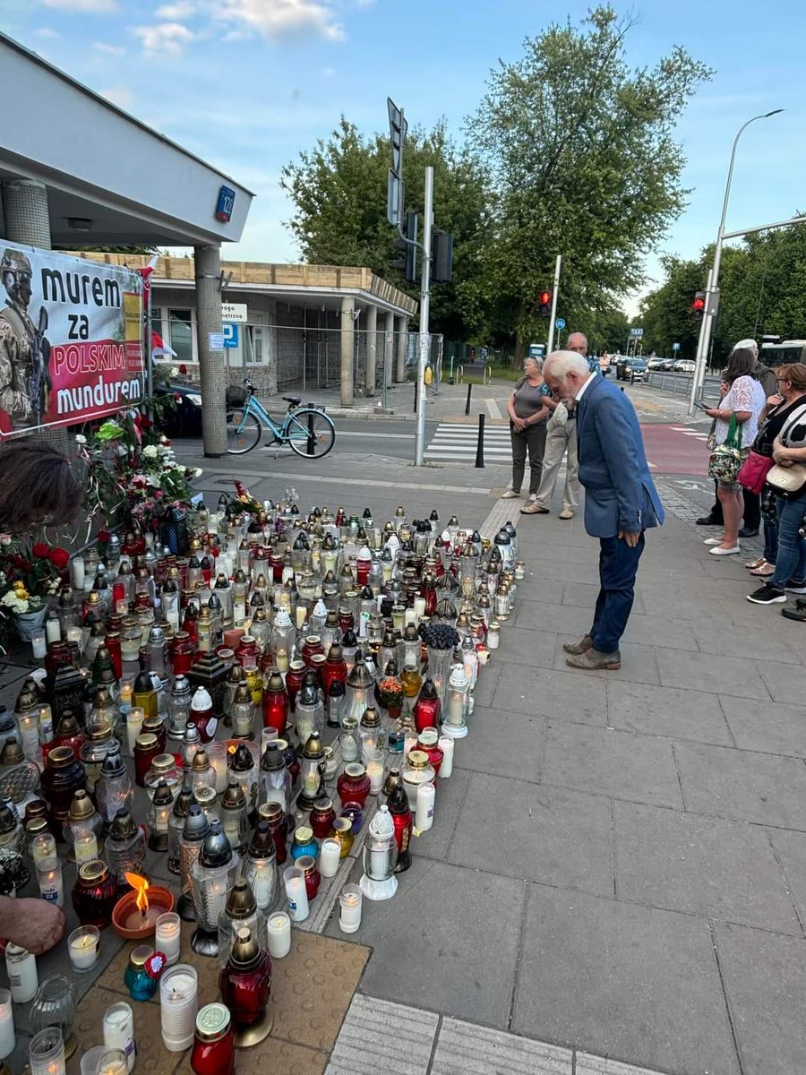 GabJanowski's tweet photo. Cześć i chwała bohaterskiemu obrońcy naszej 🇵🇱 granicy!

Łączę się w bólu z jego rodziną, składając najszczersze kondolencje 🙏

 Śp. Mateusz Sitek - ofiara nielegalnych migrantów, używanych jako narzędzia w wojnie hybrydowej Łukaszenki i Putina 😥

Na zawsze w naszej pamięci. https://t.co/hGQ2rW7EYq