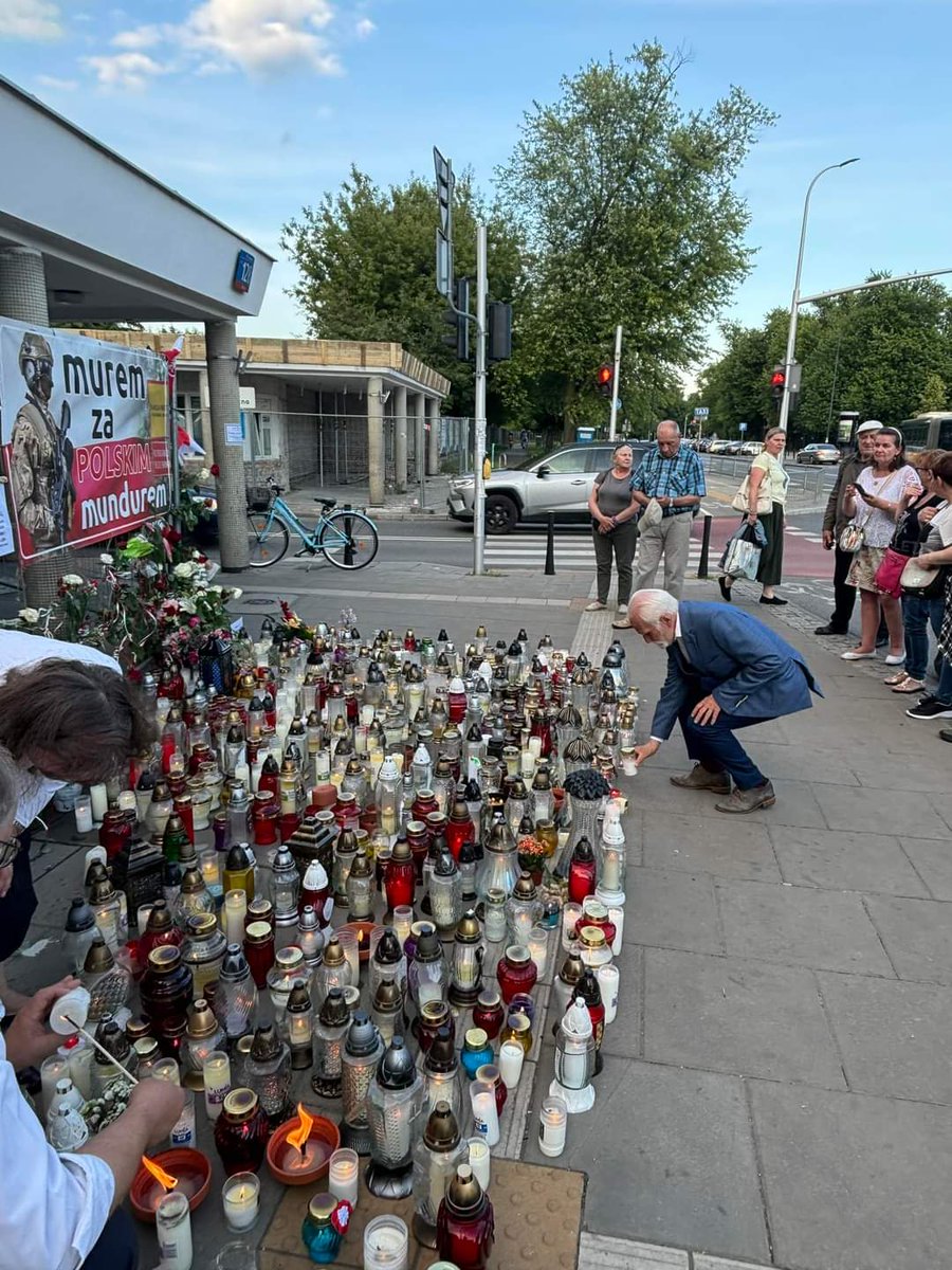 GabJanowski's tweet photo. Cześć i chwała bohaterskiemu obrońcy naszej 🇵🇱 granicy!

Łączę się w bólu z jego rodziną, składając najszczersze kondolencje 🙏

 Śp. Mateusz Sitek - ofiara nielegalnych migrantów, używanych jako narzędzia w wojnie hybrydowej Łukaszenki i Putina 😥

Na zawsze w naszej pamięci. https://t.co/hGQ2rW7EYq