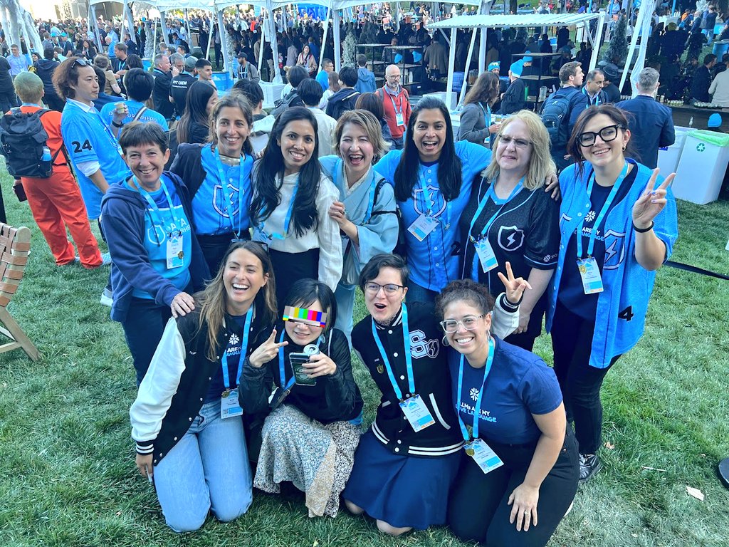 __allllllllez__'s tweet image. Data Superheroes Women&apos;s わいわいフォト
Summitでないと集合できない最強の仲間たち！会えてよかったーー！！

#SnowflakeSummit #DataCloudSummit