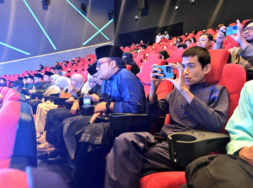 FlickXMY's tweet photo. Sidang Media filem Zim Zim Ala Kazim arahan Mawi yang akan mula ditayangkan di pawagam di seluruh bermula 13 Jun 2024. https://t.co/71qCY0JqOU