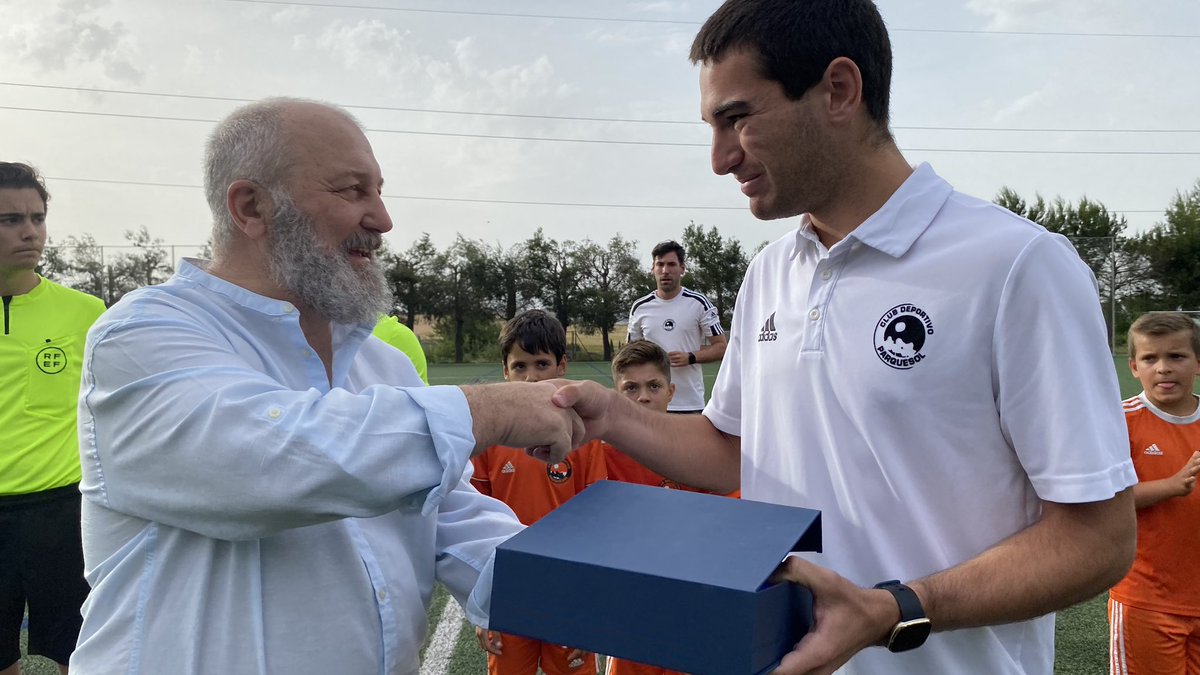 CDParquesol's tweet photo. 🏅 𝙊𝙉𝙀 𝘾𝙇𝙐𝘽 𝙈𝘼𝙉

👏 Regalamos una placa conmemorativa a 𝗔𝗟𝗕𝗘𝗥𝗧𝗢 𝗚𝗢𝗡𝗭𝗔́𝗟𝗘𝗭 por la etapa formativa que ha llevado a cabo en nuestro Club

🙌 Ponemos en valor su compromiso, fidelidad y esfuerzo cada vez que ha defendido nuestros colores

🧡 #VamosParquesol https://t.co/bBT5eickgl