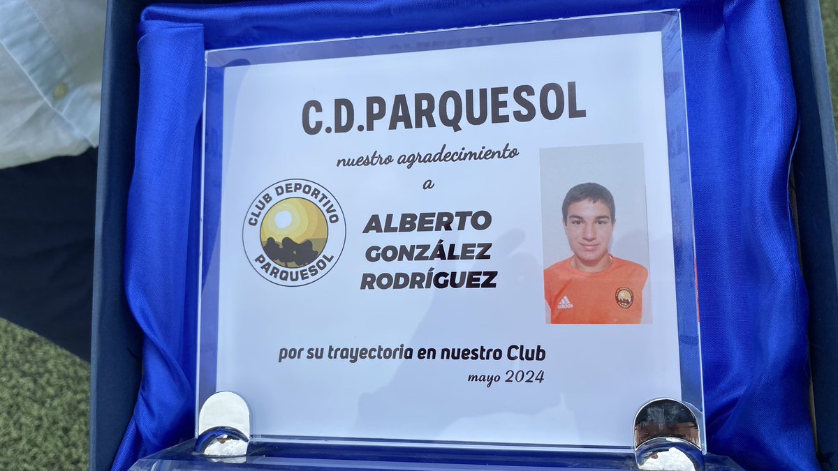 CDParquesol's tweet photo. 🏅 𝙊𝙉𝙀 𝘾𝙇𝙐𝘽 𝙈𝘼𝙉

👏 Regalamos una placa conmemorativa a 𝗔𝗟𝗕𝗘𝗥𝗧𝗢 𝗚𝗢𝗡𝗭𝗔́𝗟𝗘𝗭 por la etapa formativa que ha llevado a cabo en nuestro Club

🙌 Ponemos en valor su compromiso, fidelidad y esfuerzo cada vez que ha defendido nuestros colores

🧡 #VamosParquesol https://t.co/bBT5eickgl