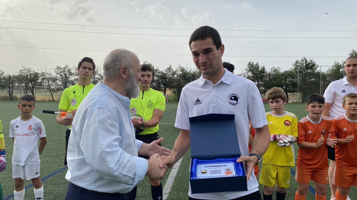 CDParquesol's tweet photo. 🏅 𝙊𝙉𝙀 𝘾𝙇𝙐𝘽 𝙈𝘼𝙉

👏 Regalamos una placa conmemorativa a 𝗔𝗟𝗕𝗘𝗥𝗧𝗢 𝗚𝗢𝗡𝗭𝗔́𝗟𝗘𝗭 por la etapa formativa que ha llevado a cabo en nuestro Club

🙌 Ponemos en valor su compromiso, fidelidad y esfuerzo cada vez que ha defendido nuestros colores

🧡 #VamosParquesol https://t.co/bBT5eickgl