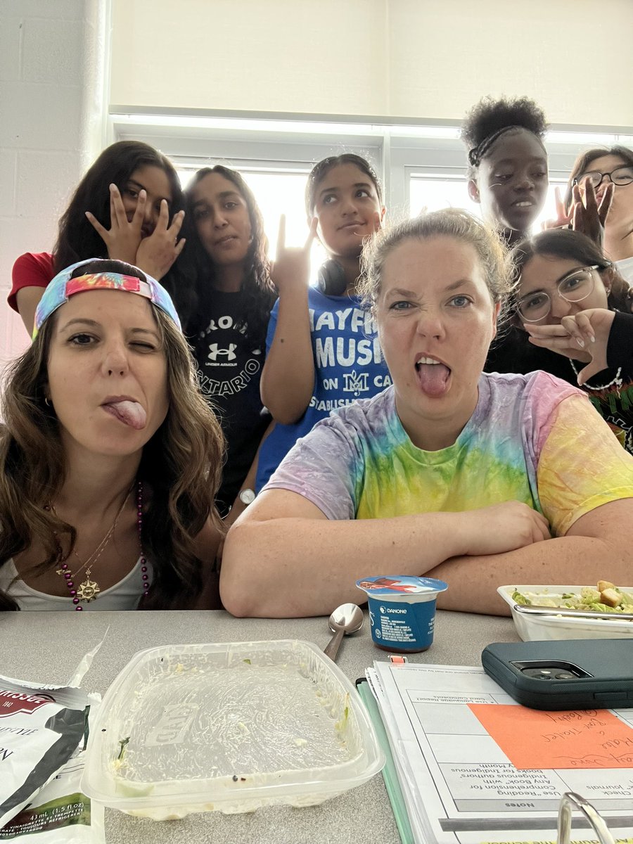 MsRosariosClass's tweet photo. Tie- Dye day! @TribuneDrive ❤️🧡💛💚🩵💙💜 https://t.co/d55aQ2OkIK