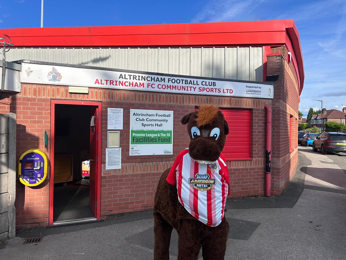 It’s here - social event of the season!! Horses are gathering ready for race night!! Come on 🙌🙌