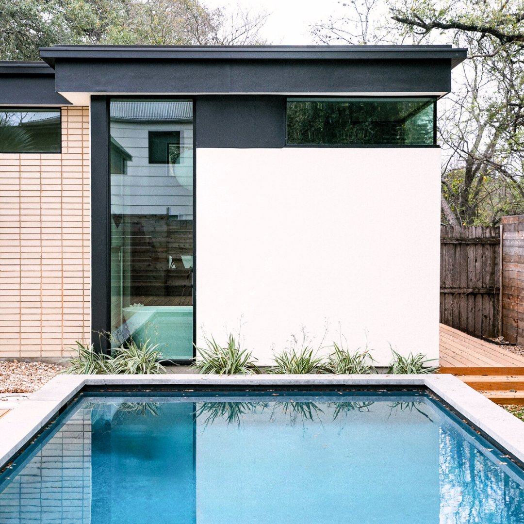 RAMwindowsdoors's tweet photo. 🌴 Situated in vibrant South Austin, this modern, artistic home captures the essence of contemporary living and is a testament to the creativity and vision of its owners and @LBRhomes who make every corner a thoughtful space. https://t.co/M2JEsT01jo