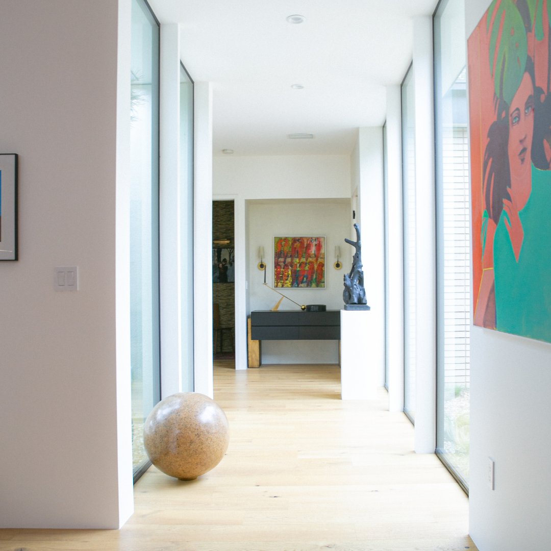 🌴 Situated in vibrant South Austin, this modern, artistic home captures the essence of contemporary living and is a testament to the creativity and vision of its owners and @LBRhomes who make every corner a thoughtful space.