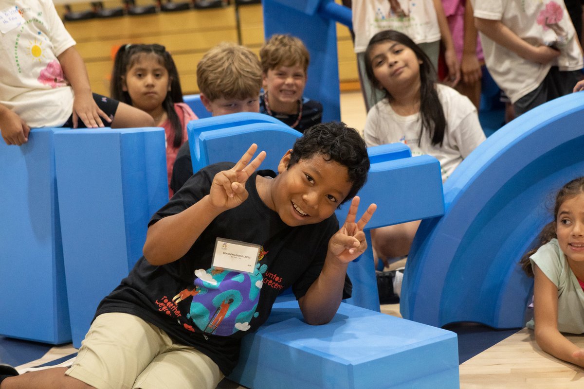 klundstromatmv's tweet photo. The camps that #buildtogether 🏗️#staytogether - #AmpCamp is making #friends ✌️with @losninosprimero campers - we share space and #grace @TheMVSchool 💙#havefun https://t.co/RCVGt6b5VS