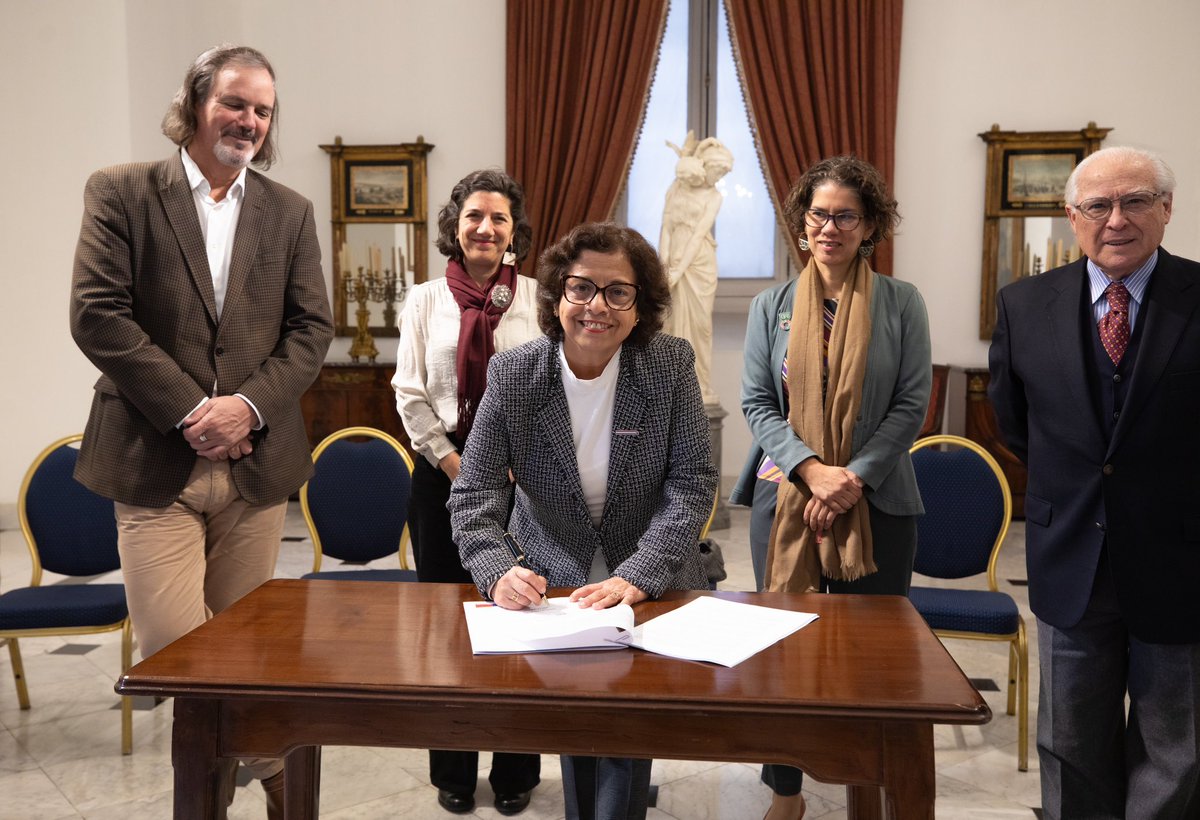 MinMineria_cl's tweet photo. #LitioPorChile | ¡Nuevo avance de la Estrategia Nacional del Litio!

Las ministras Aurora Williams, @min_ciencia Aisén Etcheverry y @MMAChile Maisa Rojas, junto al vicepresidente ejecutivo de @Corfo, José Miguel Benavente, firmaron los estatutos de constitución del Instituto Tecnológico de Investigación Público de Litio y Salares. 

#ChileAvanzaConLitio 🇨🇱