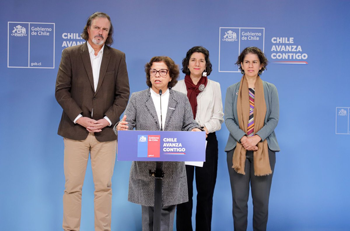 Ministerio de Minería de Chile (@minmineria_cl) on Twitter photo #LitioPorChile | ¡Nuevo avance de la Estrategia Nacional del Litio!
Las ministras Aurora Williams, <a href="/min_ciencia/">Ministerio de Ciencia</a> Aisén Etcheverry y <a href="/MMAChile/">Ministerio del Medio Ambiente</a> Maisa Rojas, junto al vicepresidente ejecutivo de <a href="/Corfo/">Corfo</a>, José Miguel Benavente, firmaron los estatutos de constitución del Instituto #LitioPorChile | ¡Nuevo avance de la Estrategia Nacional del Litio!
Las ministras Aurora Williams, <a href="/min_ciencia/">Ministerio de Ciencia</a> Aisén Etcheverry y <a href="/MMAChile/">Ministerio del Medio Ambiente</a> Maisa Rojas, junto al vicepresidente ejecutivo de <a href="/Corfo/">Corfo</a>, José Miguel Benavente, firmaron los estatutos de constitución del Instituto