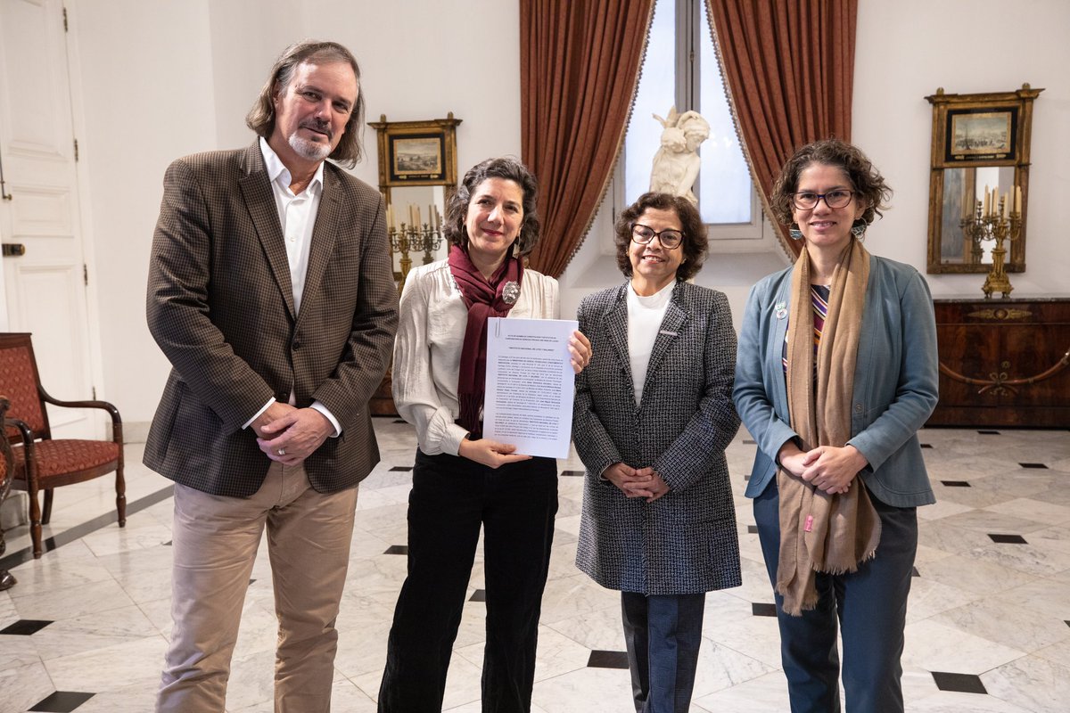 MinMineria_cl's tweet photo. #LitioPorChile | ¡Nuevo avance de la Estrategia Nacional del Litio!

Las ministras Aurora Williams, @min_ciencia Aisén Etcheverry y @MMAChile Maisa Rojas, junto al vicepresidente ejecutivo de @Corfo, José Miguel Benavente, firmaron los estatutos de constitución del Instituto Tecnológico de Investigación Público de Litio y Salares. 

#ChileAvanzaConLitio 🇨🇱