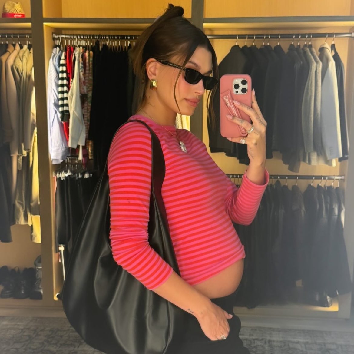 biebernovidade's tweet photo. MAMÃE! Hailey Bieber publicou essa foto do baby Bieber a mostra. 💗 https://t.co/Grg3tPZBWT